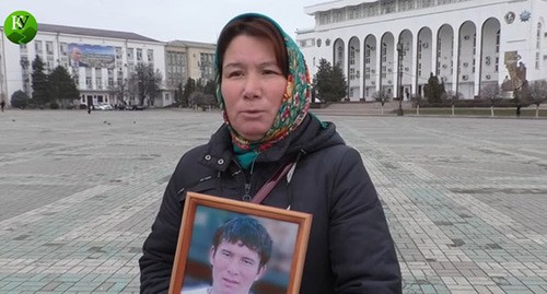Мать убитого Юмабийке Асанова. Стоп-кадр видео "Кавказского узла"