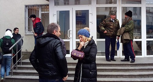 Посетители на крыльце Южного окружного военного суда. Фото Константина Волгина для "Кавказского узла"