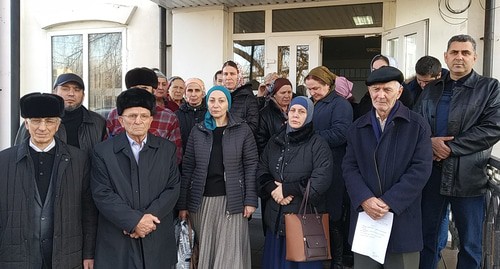 Люди у здания Министерства по нацполитике Ингушетии. Фото: Магомед Алиев для "Кавказского узла"