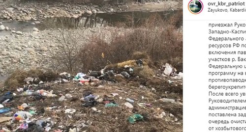 Пойма реки Баксан в районе села Заюково завалена бытовым мусором. Стоп-кадр видео пользователя Instagram https://www.instagram.com/p/B6ic4VDIqPV/