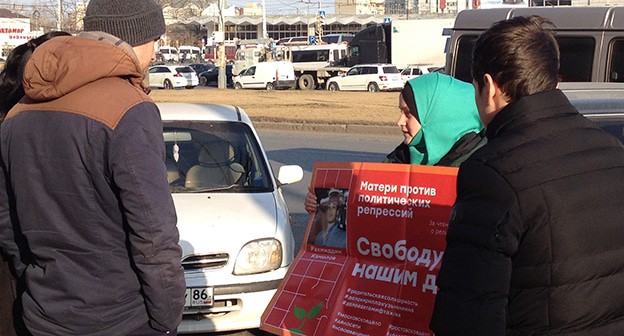 Рабия Камолова стоит в одиночном пикете против политических репрессий. Астрахань, 27 декабря 2019 г. Фото Алены Садовской для "Кавказского узла"