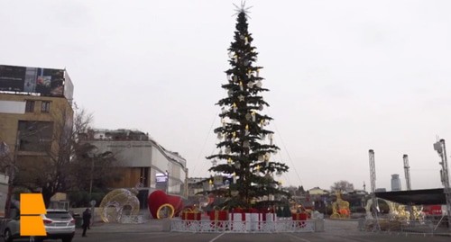 Новогодняя елка в Тбилиси. скриншот видео канала 
Sputnik на русском https://www.youtube.com/watch?v=KfrDi8eeALo