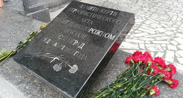 Цветы у памятного знака в Волгограде. Фото Татьяны Филимоновой для "Кавказского узла".