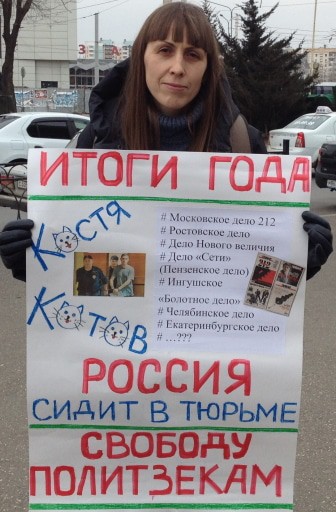 Елена Байбекова проводит пикет в поддержку политзаключенных. Фото Алены Садовской для "Кавказского узла".