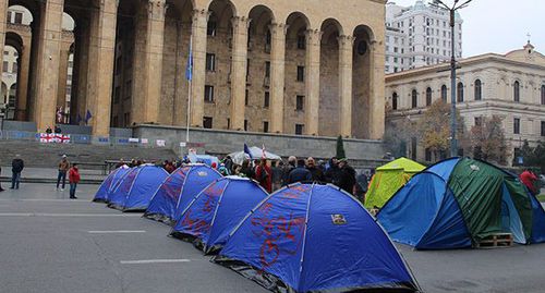 Палатки перед зданием парламента в Тбилиси. 15 ноября 2019 года. Фото Инны Кукуджановой для "Кавказского узла"