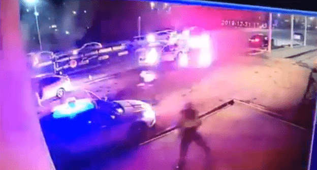 Кадр записи с камер наблюдения на посту ДПС в Магасе. Фото: кадр видео "Магас, нападение на пост ГИБДД" https://www.youtube.com/watch?v=GPIU4lYnQGk