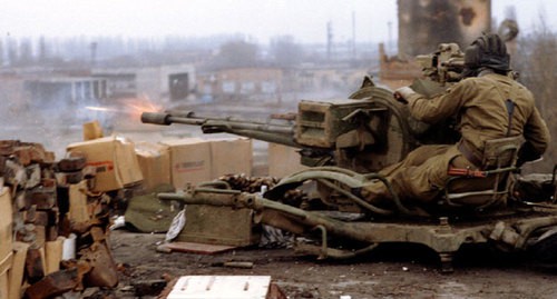 Российский солдат ведет стрельбу по Грозному. 13 января 1995 года. Фото: REUTERS/Stringer