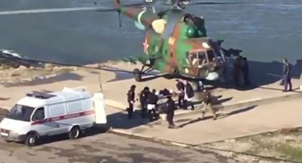 Транспортировка силовиков, раненных при атаке на пост ДПС в Магасе, в военный госпиталь в Махачкале. Стоп-кадр видео, предоставленного Минздравом Ингушетии. https://ren.tv/news/v-rossii/643592-video-postradavshikh-pri-napadenii-politseiskikh-perevezli-v-makhachkalu