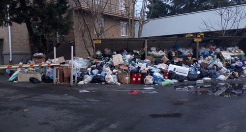 Заваленная мусором контейнерная площадка в Сочи. Фото Светланы Кравченко для "Кавказского узла".