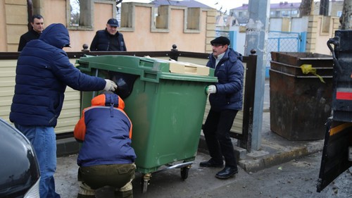 Установка нового мусорного контейнера в Дербенте. Фото пресс-службы администрации города. http://www.derbent.ru