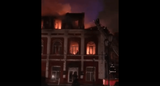 Скриншот видео пожара в Астрахани 2 января 2020 года, https://vk.com/avaria30?w=wall-74899003_1107997&z=video-74899003_456246872%2Fe752ea9243e0d6b3ae%2Fpl_post_-74899003_1108099