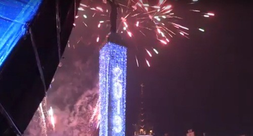 Фейерверки на главной площади в Батуми в ночь на 1 января 2019 года. Скриншот видео "Sputnik-Грузия", https://www.youtube.com/watch?v=X5OSuONxTpU