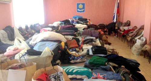Вещи, собранные жителями Астрахани для погорельцев. Фото: пресс-служба мэрии http://astrgorod.ru/news/punkt-pomoshchi-pogorelcam-posetili-uzhe-bolee-200-astrahancev