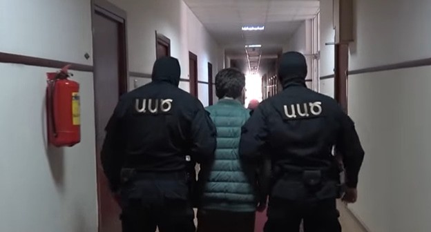 Предполагаемый автор фейковой новости о Пашиняне. Кадр видео СНБ Армении https://youtu.be/yFORlxgfDNM