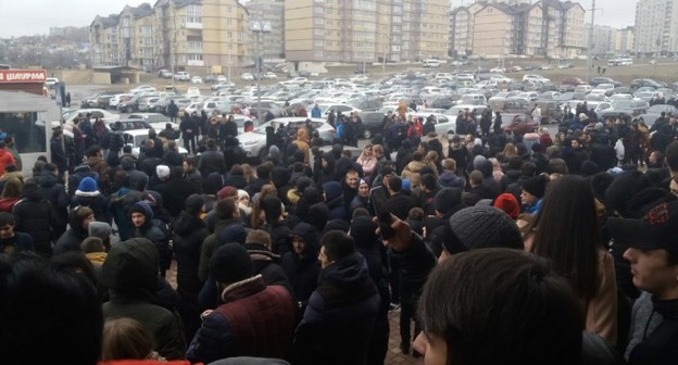 Толпа, собравшаяся на акцию блогера Alfredo Auditore в Волгограде 6 января 2020 года.
Фото: Алексей Серебряков, V1