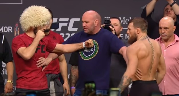 Хабиб Нурмагомедов (слева) и Конор Макгрегор на церемонии взвешивания перед поединком в Лас-Вегасе. Стопкадр из видео с Youtube-канала «ESPN». https://www.youtube.com/watch?v=CGWb1DRo_mo&feature=youtu.be