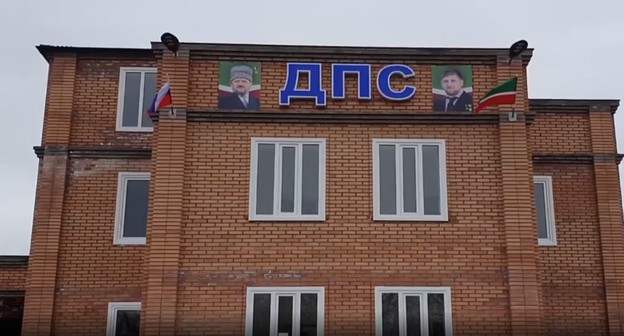 Здание поста ДПС, открытое 7 января 2020 года на границе Чечни и Ингушетии. Скриншот видео https://www.instagram.com/p/B7Bue6GlMjg/