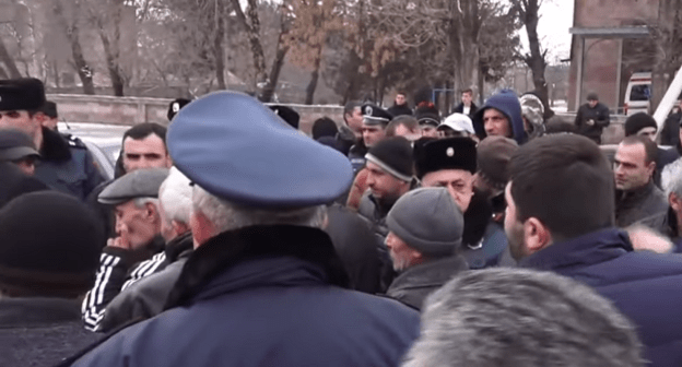 Полицейские и протестующие против закрытия роддома в Маралике. Кадр видео Tert.am
https://www.youtube.com/watch?v=AWAgIDRfnlM