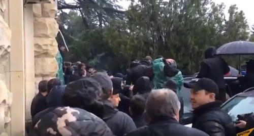 Скриншот видео штурма здания администрации президента Абхазии 9 января 2020 года. https://web.telegram.org/#/im?p=@SputnikAbkhazia
