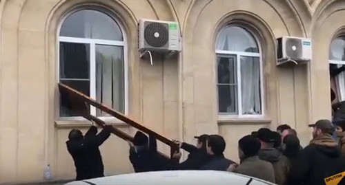 Скриншот видео штурма здания администрации президента Абхазии 9 января 2020 года. https://web.telegram.org/#/im?p=@SputnikAbkhazia