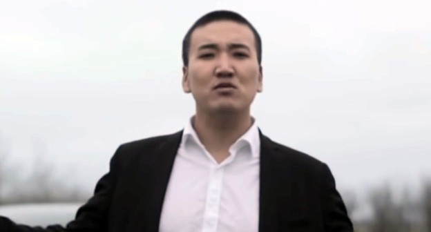 Адьян Убушаев. Стоп-кадр видео 
ZaaN Online/youtube https://www.youtube.com/watch?v=T96M5ofBfrc&list=RDQMSfNBaBNYzvg&start_radio=1