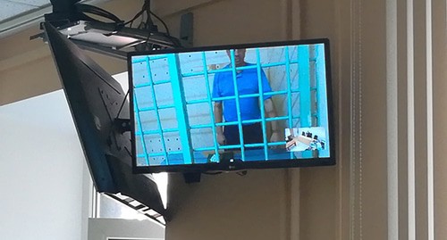Сергей Мельник на экране во время заседания суда. Фото Татьяны Филимоновой для "Кавказского узла"
