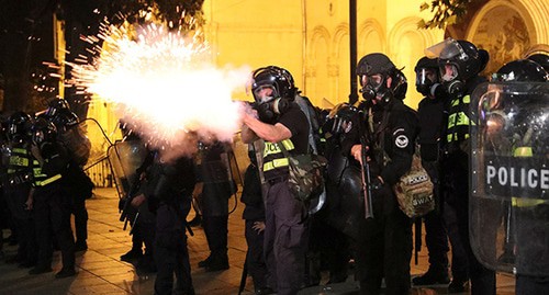 Сотрудники полиции во время беспорядков в Тбилиси. Июнь 2019 г. Фото: REUTERS/Irakli Gedenidze