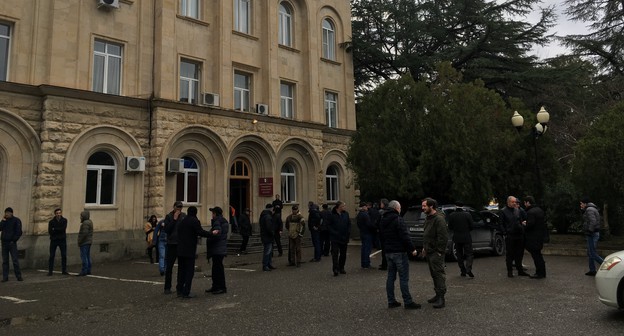 Занятое активистами здание администрации президента Абхазии. 11 января 2020 года. Фото Анны Грицевич для "Кавказского узла"