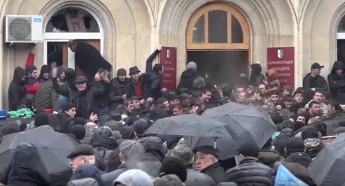 Протестующие штурмуют администрацию президента Абхазии. Стопкадр видео канала euronews https://www.youtube.com/watch?v=vExSywPy5vc&feature=emb_logo