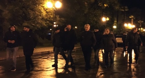 Оппозиционеры идут штурмовать госдачу президента Абхазии. Фото Анны Грицевич для "Кавказского узла".
