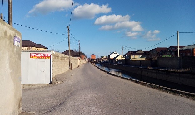 Место на улице Ахульго, где 11 января машина опрокинулась в канал. 14 января 2020 года. Фото Расула Магомедова для "Кавказского узла"