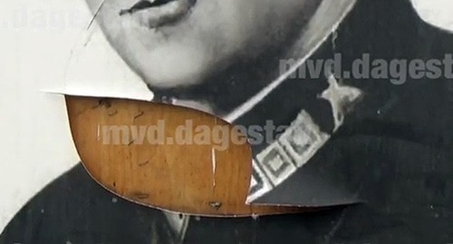 Повреждение одного из баннеров с изображением портрета участника Великой Отечественной войны, установленного на бетонном ограждении на проспекте Петра Первого. Фото: пресс-служба МВД Дагестана  . https://05.xn--b1aew.xn--p1ai/news/item/19315601