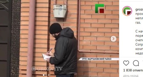 Работник газовых служб в Чечне во время рейда. Стоп-кадр видео канала YouTube https://www.instagram.com/p/B7Xtae5CaQ8/