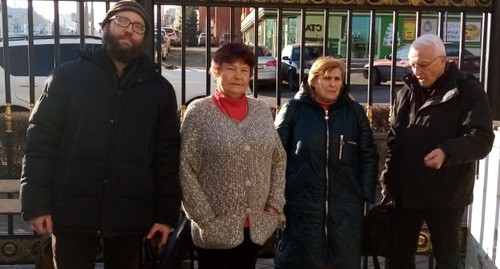 Истцы по делу об отмене постановления Ставропольского края об исключении земель из заказника "Бештаугорский" Андрей Фокин, Валентина Величкина, Елена Суслова и гидрогеолог Владимир Супруненко , фото Аси Капаевой 17 января 2020
Истцы по делу об отмене постановления Ставропольского края об исключении земель из заказника "Бештаугорский" Андрей Фокин, Валентина Величкина, Елена Суслова и гидрогеолог Владимир Супруненко , фото Аси Капаевой 17 января 2020