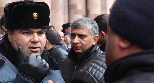 Участники акции протеста общаются с сотрудниками полиции. Ереван, 20 января 2020 г. Фото Тиграна Петросяна для "Кавказского узла"