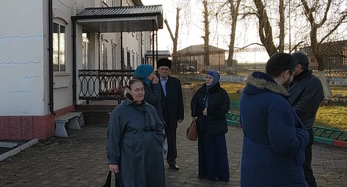 Люди у здания Министерства по нацполитике Ингушетии. Фото: Магомед Алиев для "Кавказского узла"