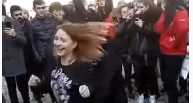 Участники студенческого праздника во Владикавказе. Кадр видео РИА "Регион Онлайн" https://www.youtube.com/watch?v=T104cBjFTc4&feature=emb_logo