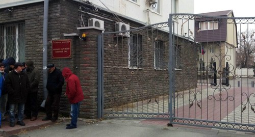 Посетители у ворот Южного окружного военного суда. Фото Константина Волгина для "Кавказского узла"

