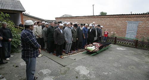 Родственники и друзья во время похоронной церемонии Заремы Садулаевой в селе Шалаги, в 50 км к юго-западу от Грозного, 11 августа  2009 г. Фото: REUTERS/Said Tsarnayev