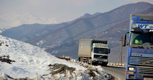 Фуры на Военно-Грузинской дороге. Фото Магомеда Магомедова для "Кавказского узла"
