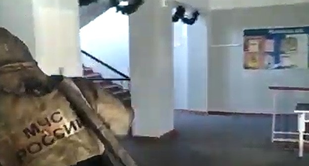Пожарные в здании школы. Стоп-кадр видео канала Роман Молостов https://www.youtube.com/watch?time_continue=2&v=4S3vAGU4h8Y&feature=emb_logo