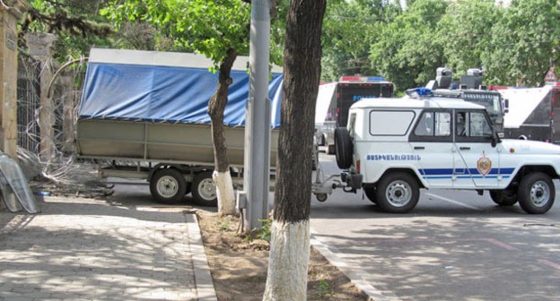 Полицейские машины на улицах Еревана во время акции протеста против повышения тарифов на электричество в 2015 г. Фото Тиграна Петросяна для "Кавказского узла"