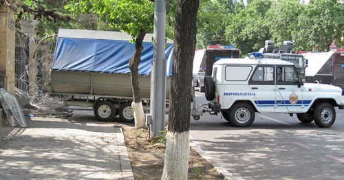 Полицейские машины на улицах Еревана во время акции протеста против повышения тарифов на электричество в 2015 г. Фото Тиграна Петросяна для "Кавказского узла"
