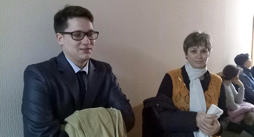 Семён Байбак со своей матерью Натальей Корытько в зале суда. Фото Валерия Люгаева для "Кавказского узла"