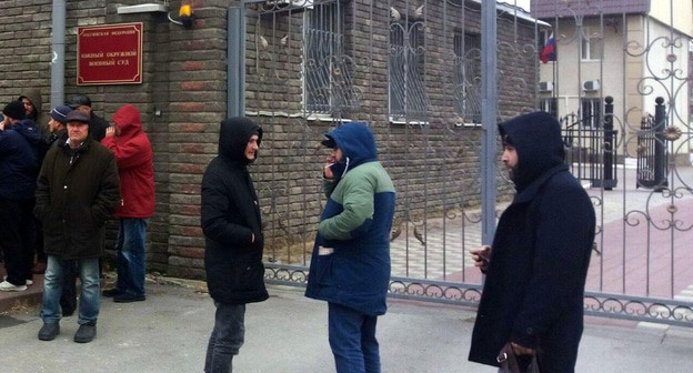 Посетители у Южного окружного военного суда. Фото Константина Волгина для "Кавказского узла"
