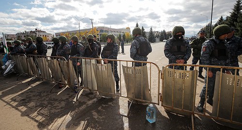 Сотрудники силовых структур во время митинга в Магасе. Октябрь 2018 года. Фото: REUTERS/Maxim Shemetov