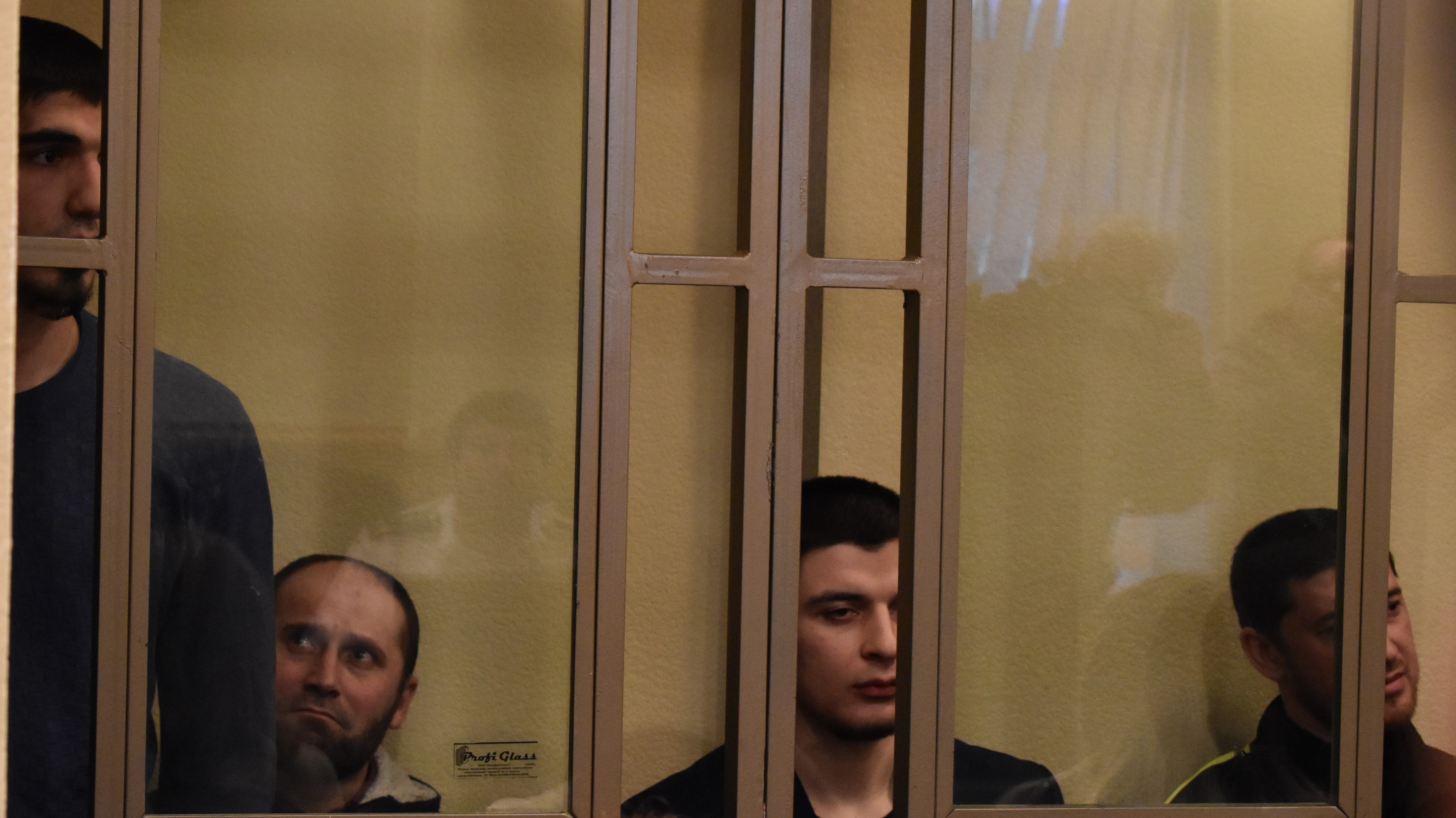 Шамиль Магомедов (стоит), Самир Ибрагимов, Хидирнаби Казуев и Габибула Халдузов в зале суда. Фото Константина Волгина для "Кавказского узла"