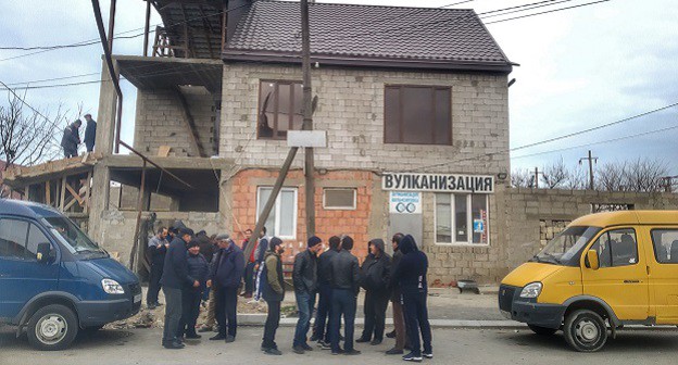 Водители маршрута №4 на сходе. Фото Ильяса Капиева для "Кавказского узла".