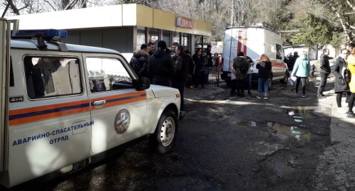 Врачи и спасатели дежурят возле аварийной многоэтажки в Сочи. Фото Светланы Кравченко для "Кавказского узла".