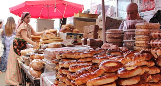 Продавцы и покупатели на рынке "Беркат" в Грозном. Фото Магомеда Магомедова для "Кавказского узла".